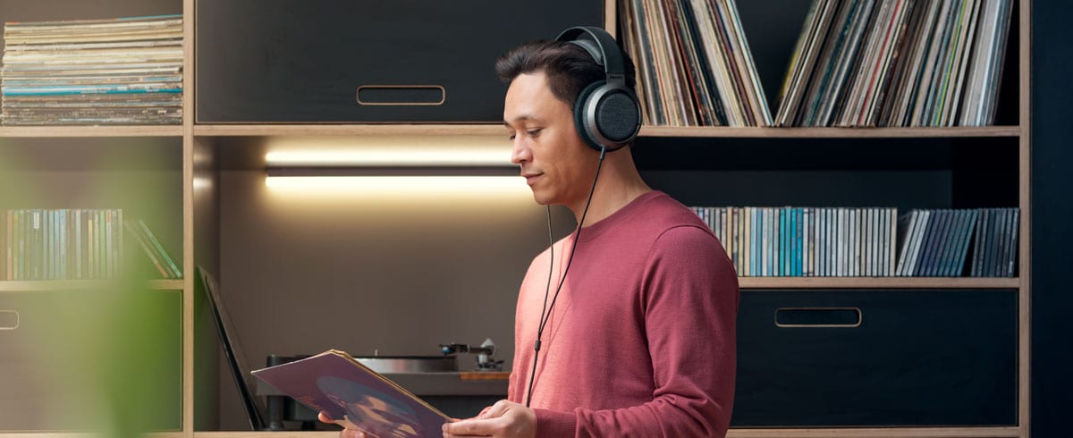 Egy férfi Philips X3 fejhallgatón hallgat zenét