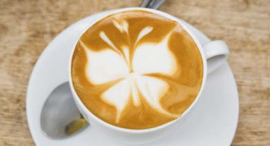 Cappuccino pillangó díszítéssel