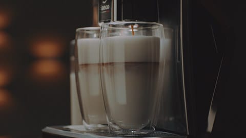 Egyszerre két csésze kávéital készítése a latte duo funkcióval