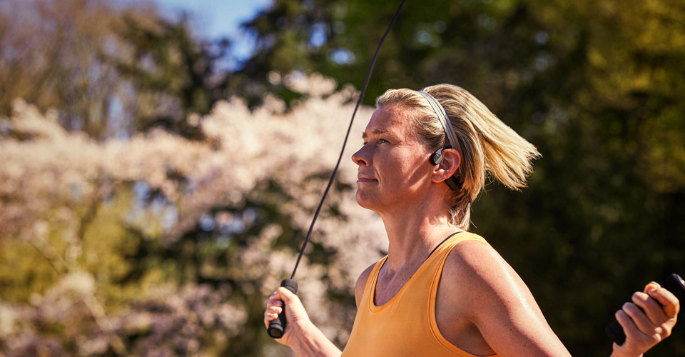 Csontvezető fejhallgatót használó sportoló