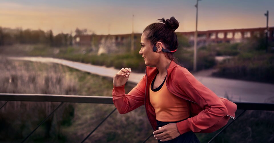  Csontvezető fejhallgatót használó sportoló a szabadban futni
