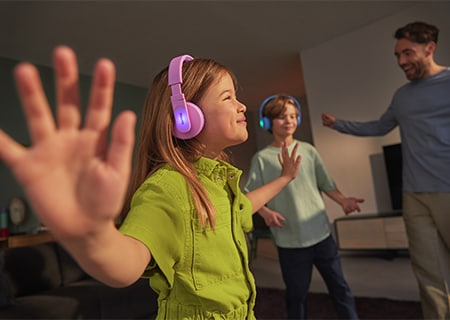 Philips fülre illeszkedő fejhallgatóval zenét hallgató gyerekek