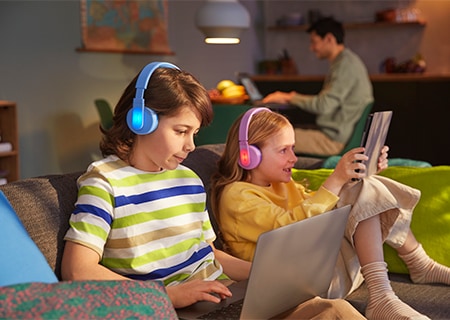 Philips fülre illeszkedő fejhallgatójuk színes, világító panel funkcióját használó gyerekek