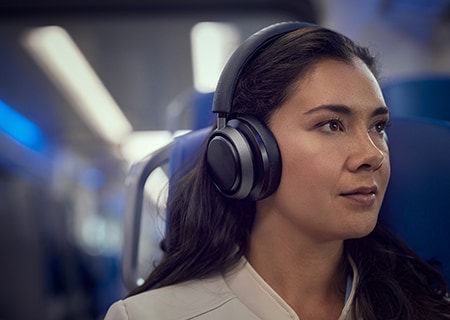 Nő, aki a Noise Canceling Pro+ szolgáltatást élvezi Philips L4 fejhallgatóval
