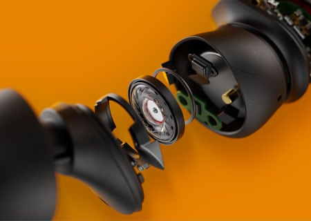 Közeli műszaki kép egy valódi vezeték nélküli fejhallgató belső részeiről