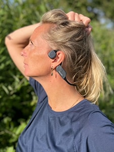 Nő Philips csontvezetéses Bluetooth fejhallgatóval