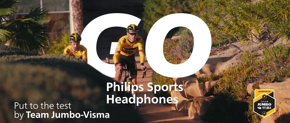 Két Team Jumbo-Visma sportoló a szabadban kerékpározik