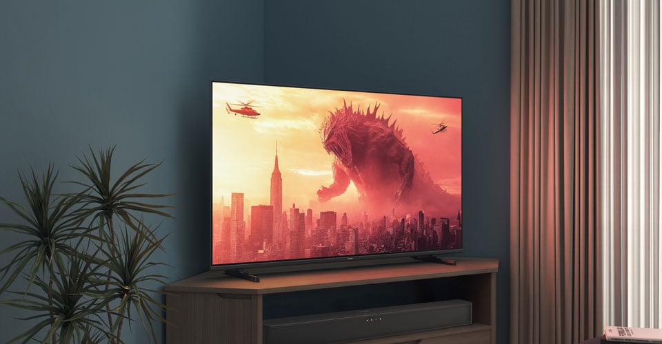 Egy Philips tévé sarokállványon egy Godzilla-filmet vetít