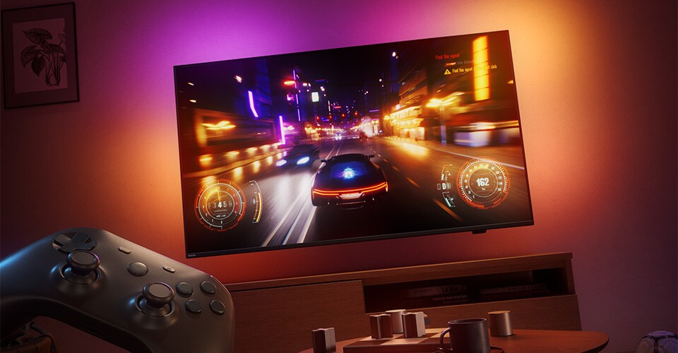 Egy autóversenyzős videojátékot vetítenek egy Philips Ambilight TV-n egy gyengén megvilágított szobában