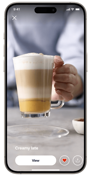 Egy okostelefon, amelyen a HomeID alkalmazás és egy kávérecept látható